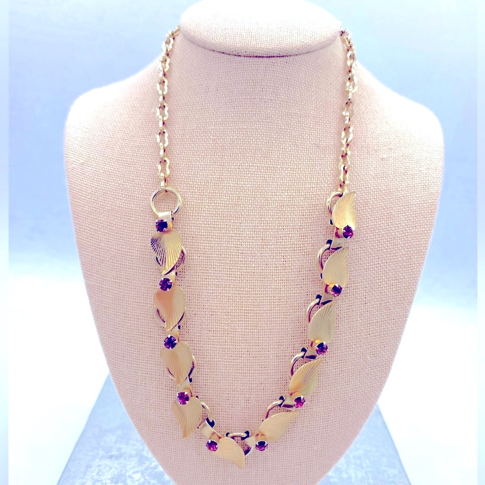 Vintage Dainty Gold Tone Leaf Pattern With Deep Red Rhinestones Choker Necklace